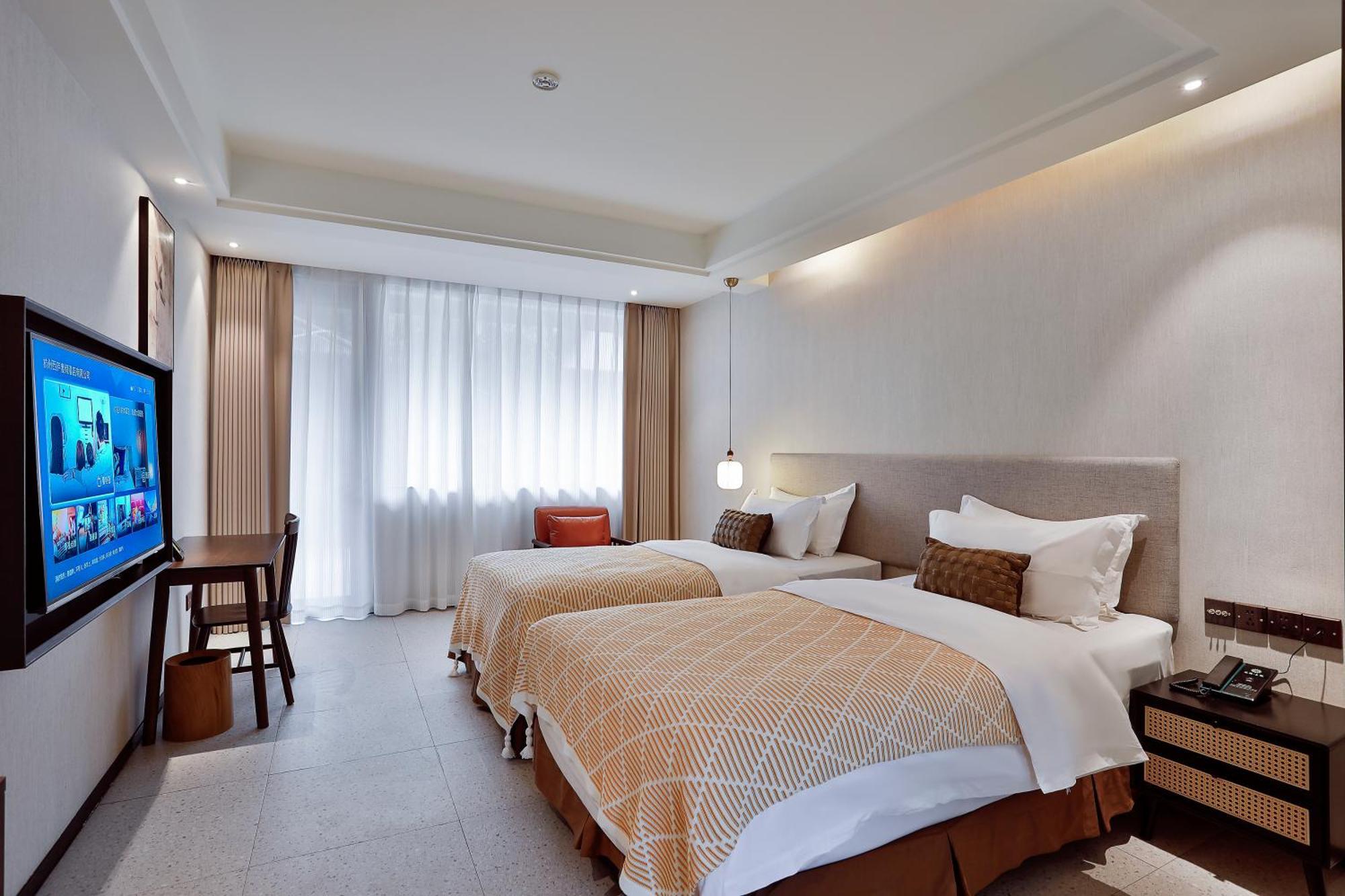 Yurong West Hotel